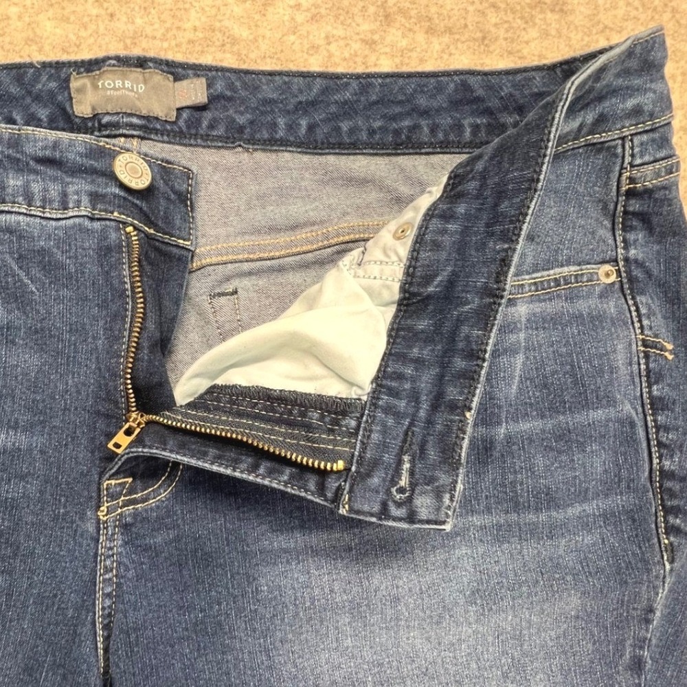 Torrid Denim Shorts Womens Size 22 Mid Rise Cuffed Blue Jean - Picture 4 of 5